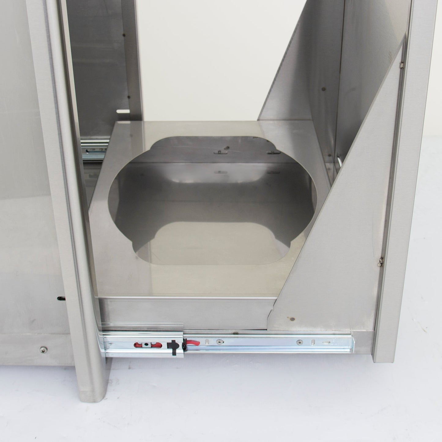 Blaze 18-Inch Roll Out Trash Bin, BLZ-TRLP-DRW